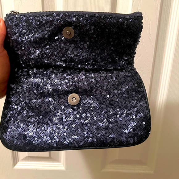 Vera Wang sequined clutch top
zipper with wristlet attachment . Never used - Picture 2 of 5